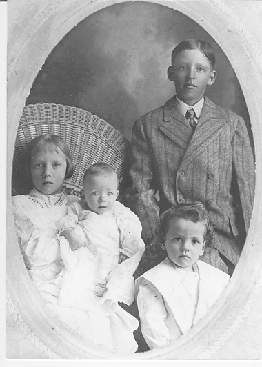 1910-00-00-WallaceFamily.jpg